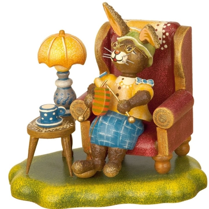 Lapin de paques grand-mère dans fauteuil - deco de paques