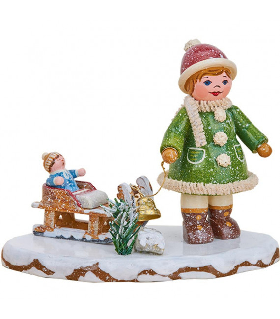 Village de Noël miniature, fillette avec petit frère sur luge