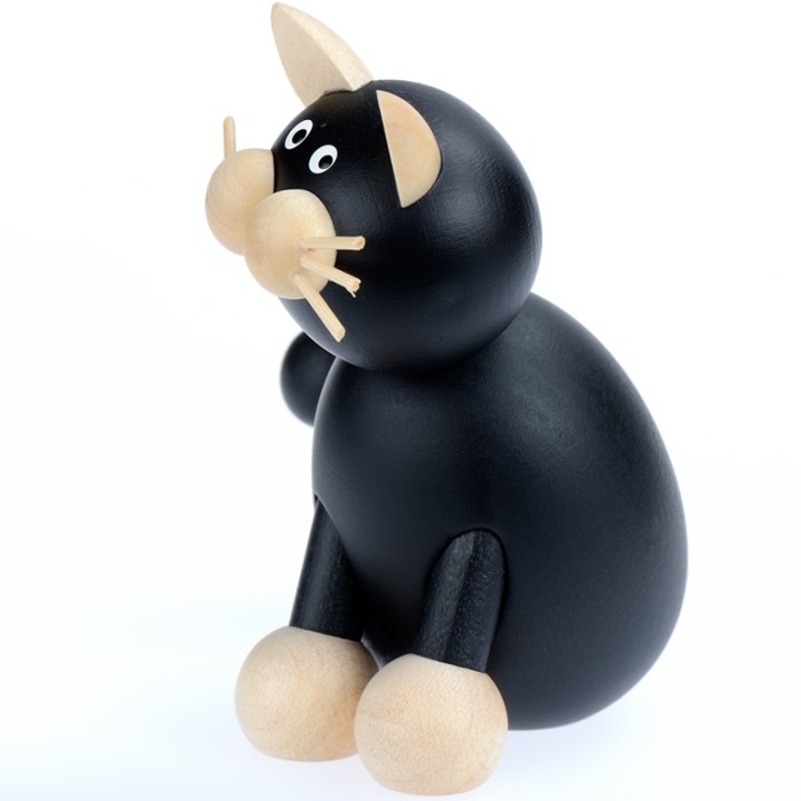 Chat noir assis sur pattes