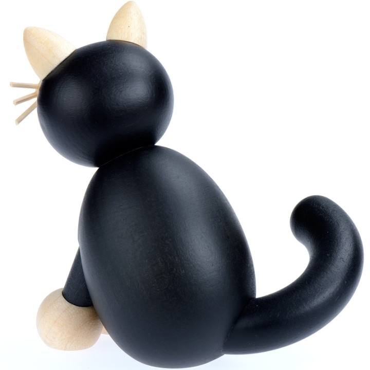 Chat noir avec patte blanche