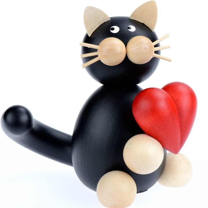 Petit chat noir qui tient une petit coeur