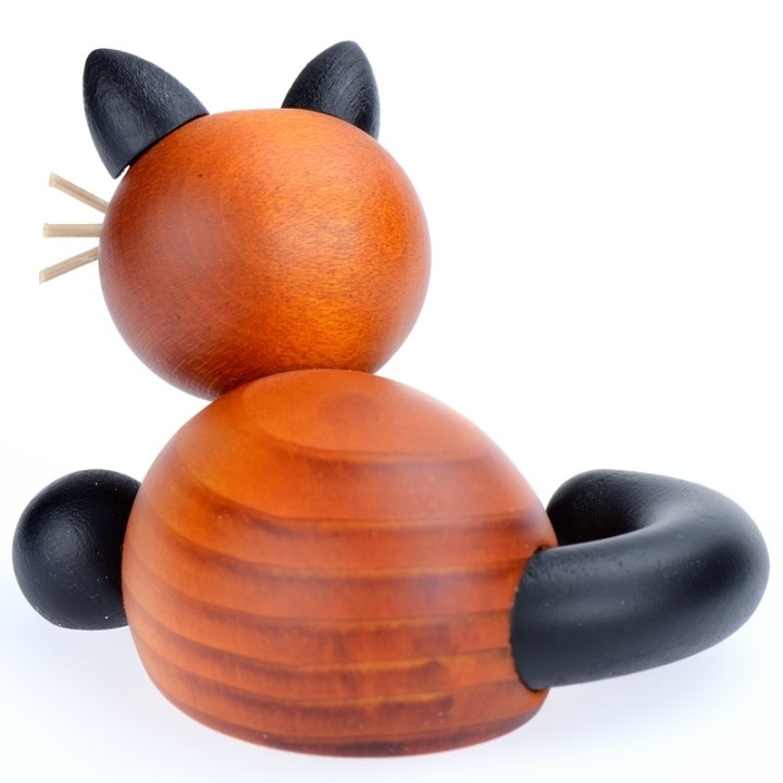 Petits chats en bois peint