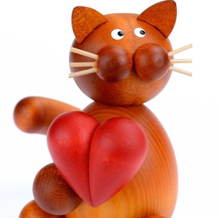 Petit chat en bois avec un coeur