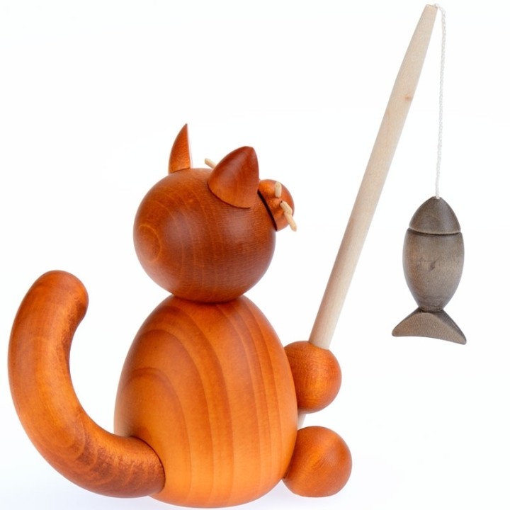 Chat en bois peint avec un poisson
