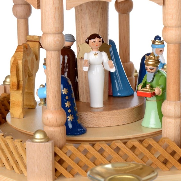 Pyramide de Noël 2 étages avec personnages couleur