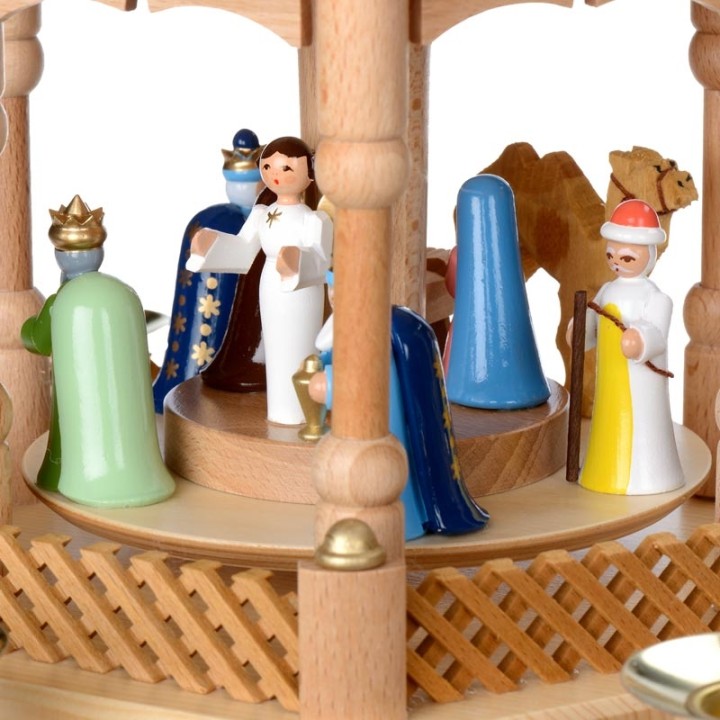 Pyramide de Noël 2 étages avec personnages couleur