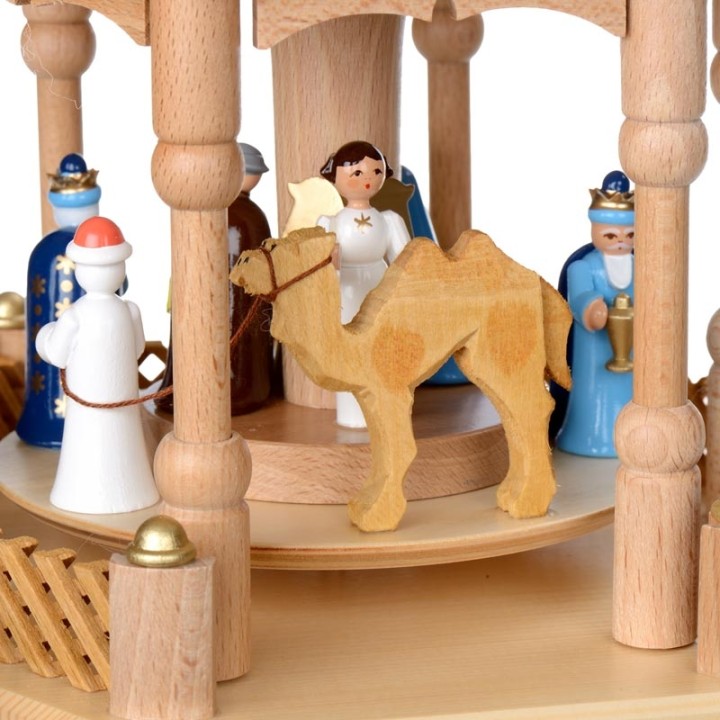 Pyramide de Noël 2 étages avec personnages couleur