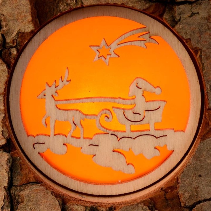 Photophores en de bois, crèche, père Noël et bougies