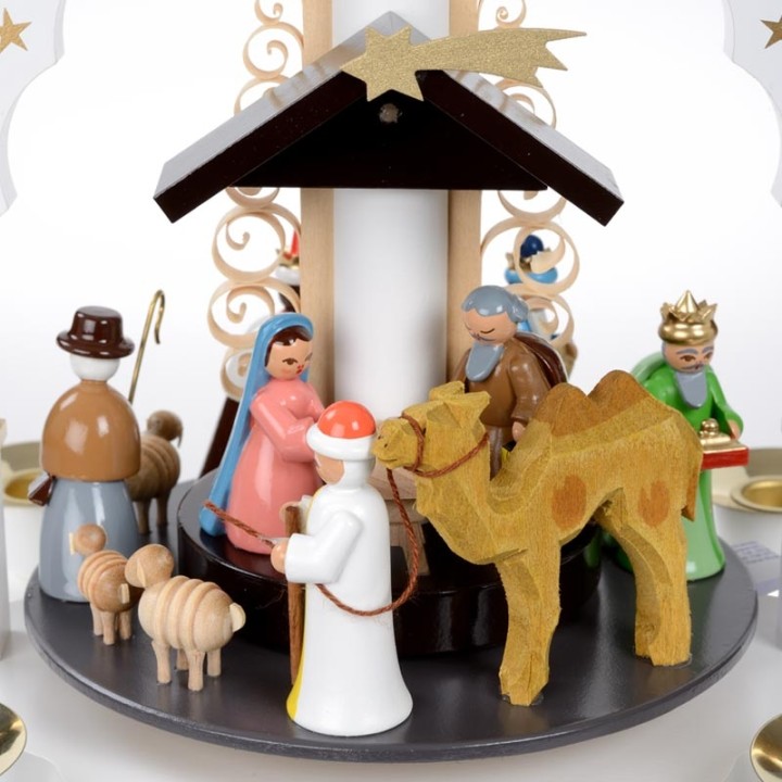 Pyramide  Allemande avec creche de Noel blanche