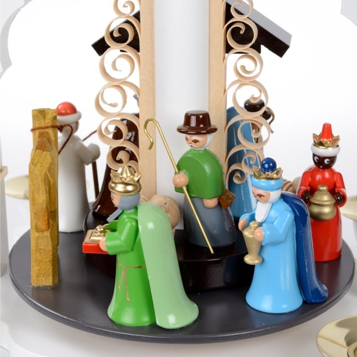 Pyramide  Allemande avec creche de Noel blanche