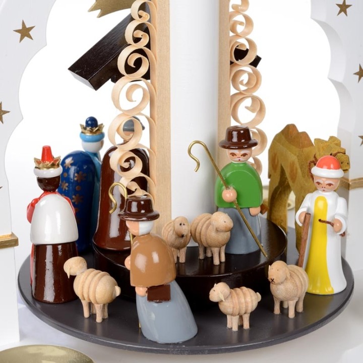 Pyramide  Allemande avec creche de Noel blanche