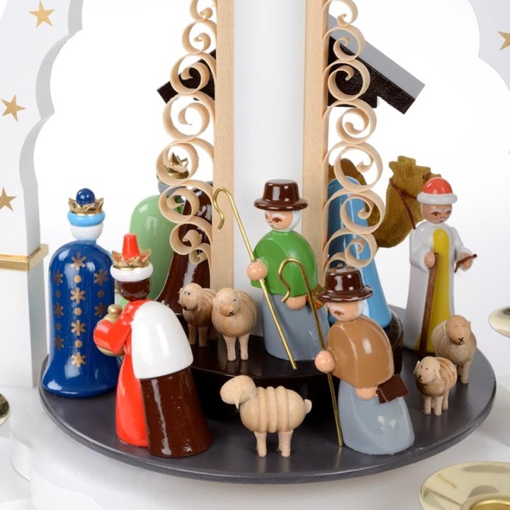 Pyramide  Allemande avec creche de Noel blanche