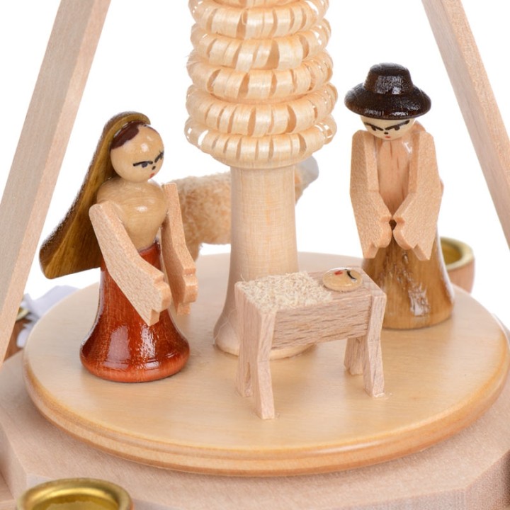 Enfant Jésus, Marie et Joseph dans une creche de Noel en bois