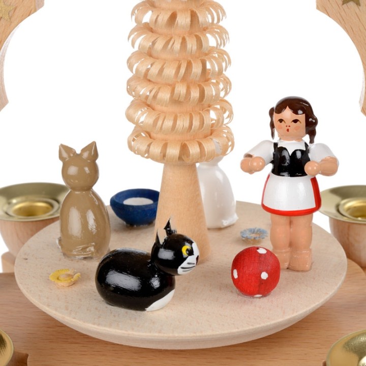 Petit carrousel en bois fillette et chatons