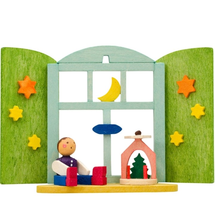 Décoration de sapin de Noël, enfant et manège devant fenêtre