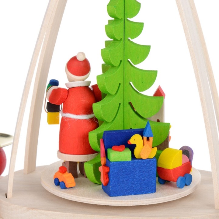 Manège de Noël à bougies cadeaux et père Noël