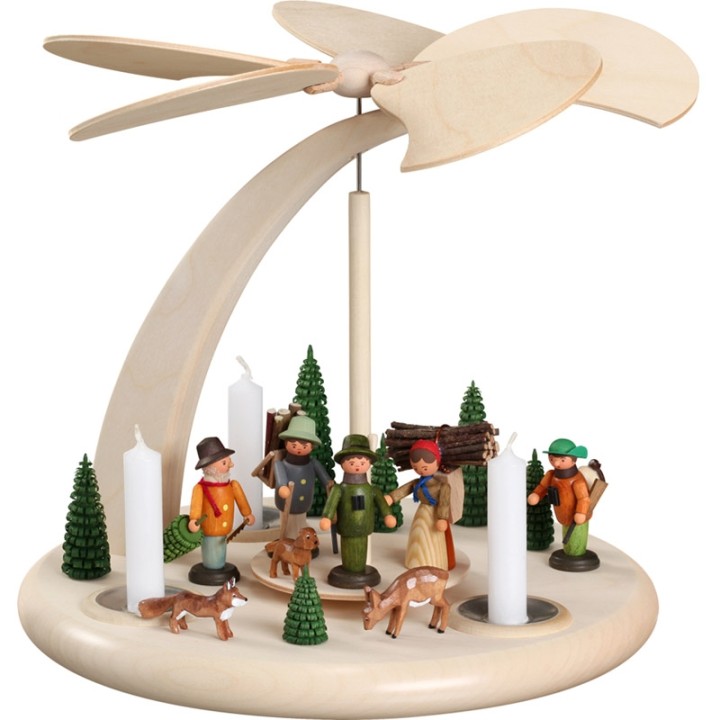Grand carrousel en bois avec 3 bougies personnages dans la forêt