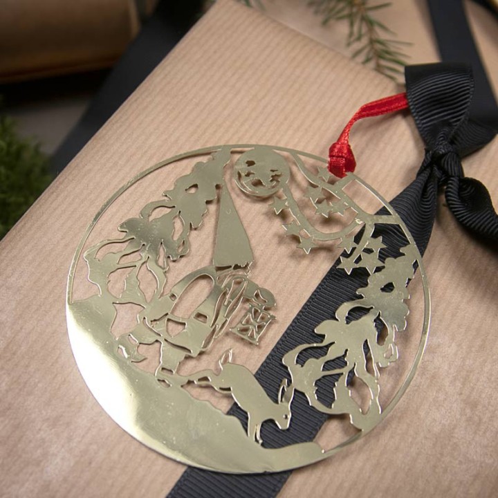 Déco sapin de Noël, lutin marchant dans la forêt