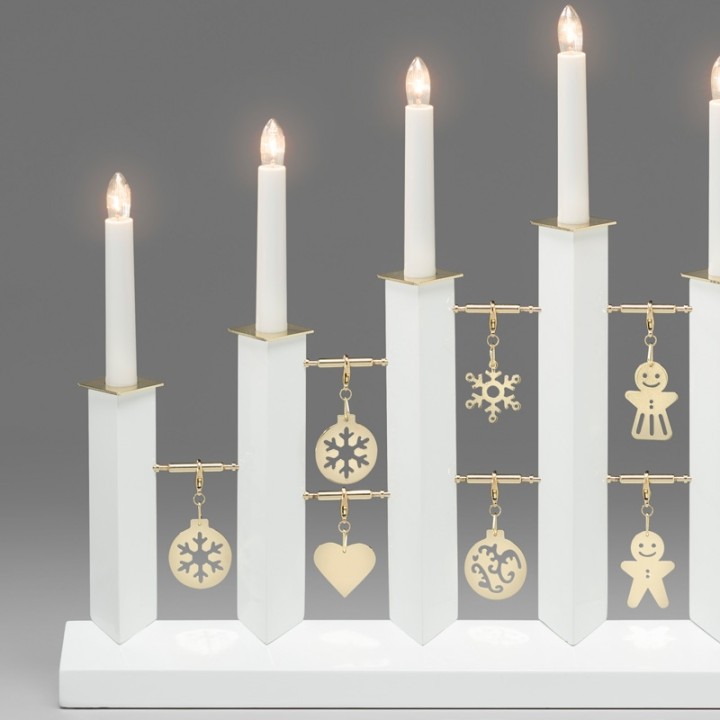 Chandelier design en métal, laqué blanc avec décorations laiton