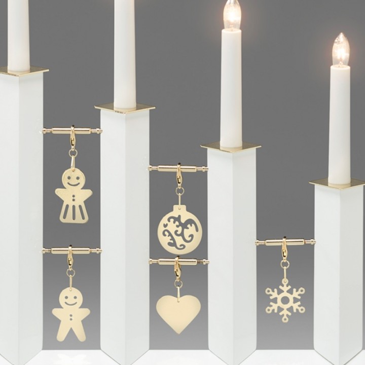 Chandelier design en métal, laqué blanc avec décorations laiton
