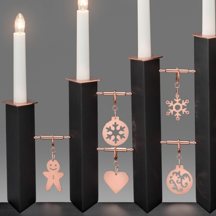Chandelier design en métal, laqué noir avec décorations cuivrées