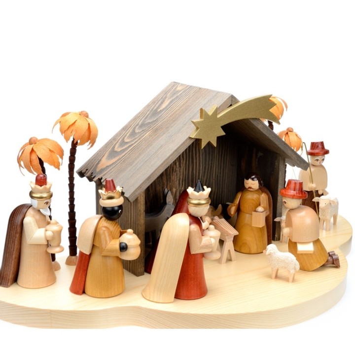 
Décorations de Noël, rois mages dans une crèche en bois