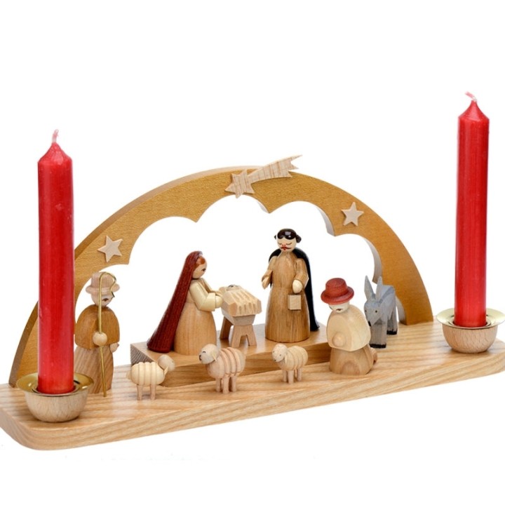 
Petit Jésus dans une petite crèche de Noel