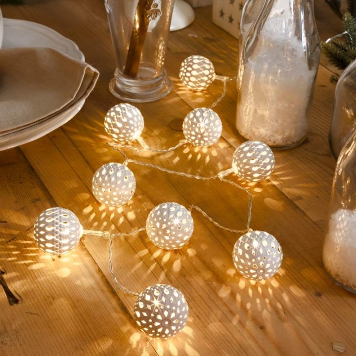 Guirlande lumineuse décorative à LED, boules en métal blanches, 24 diodes
