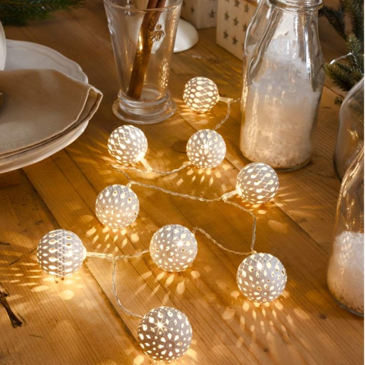 Guirlande lumineuse à piles, boules métal blanches, 10 diodes LED 