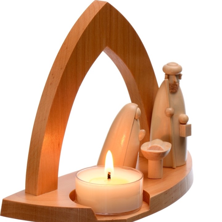 
Personnages d'une crèche de noel éclairé par une bougie chauffe plat