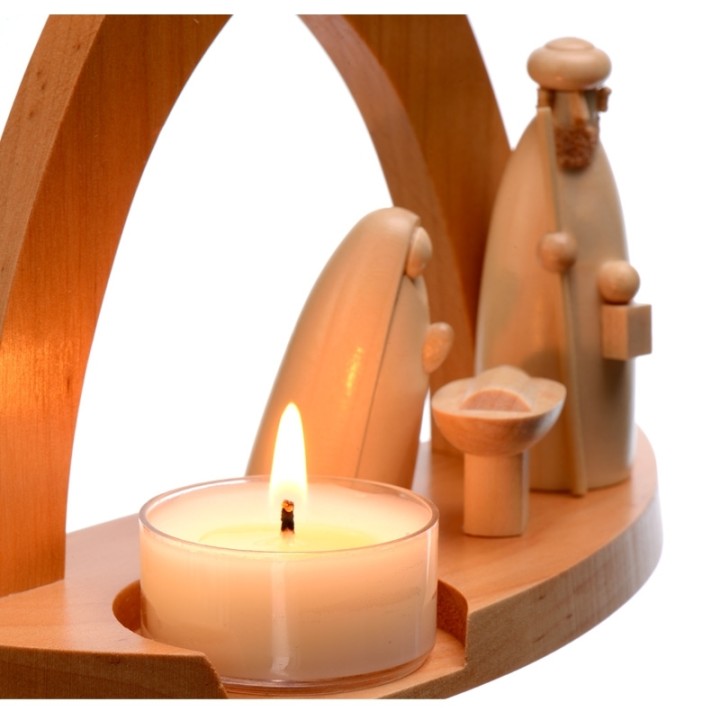 
Figurines de la crèche de noel illuminé une bougie chauffe plat
