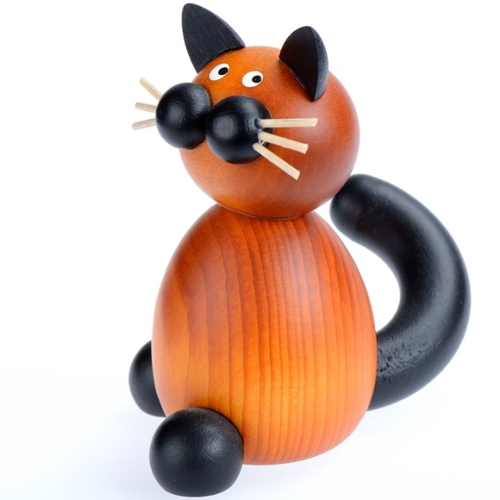 Petit chat en bois assis