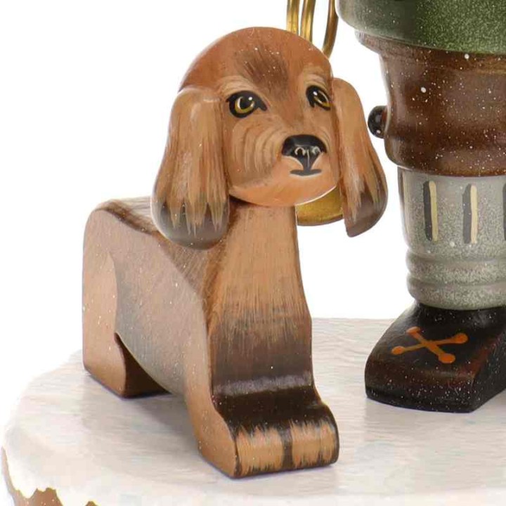 Personnage porte encens chasseur et son chien