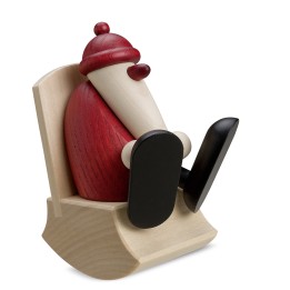 Père Noël en bois assis dans un fauteuil à bascule clair
