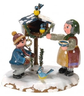Village de Noël miniature, grand-mère et oiseaux