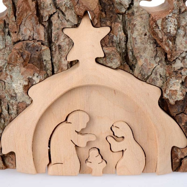 Crèche de Noël taillée dans une écorce de bois, motif étable