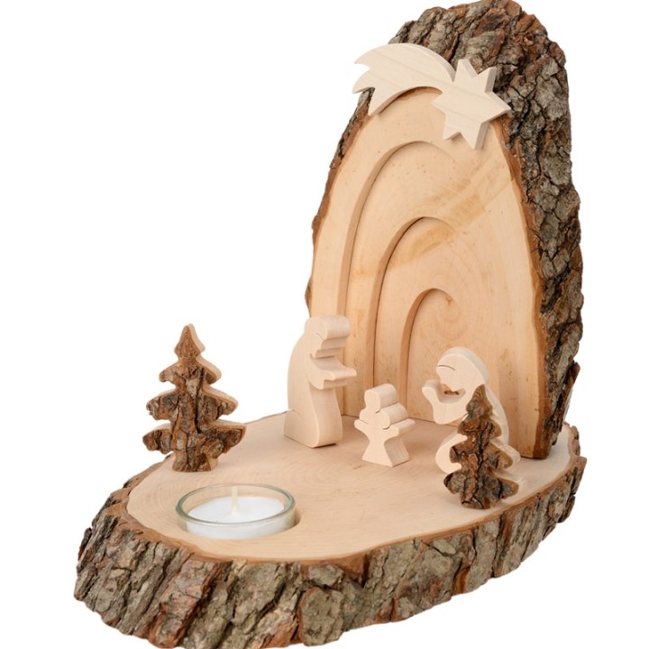Petite crèche de Noël en écorce de bois avec sapins et bougeoir