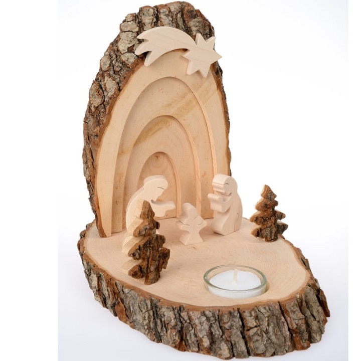 Petite crèche de Noël en écorce de bois avec sapins et bougeoir