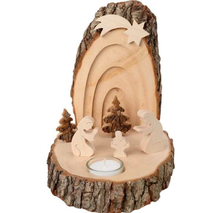 Petite crèche de Noël en écorce de bois avec sapins et bougeoir