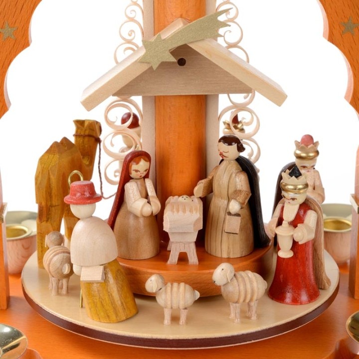 Pyramide de Noël avec creche