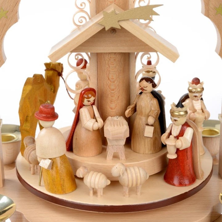 Pyramide allemande avec creche de Noel