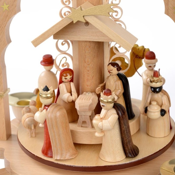 Pyramide avec jesus, vierge marie et joseph