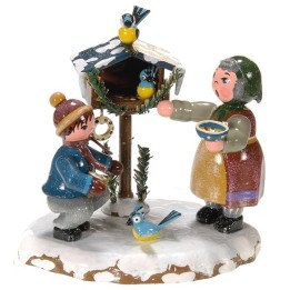 Village de Noël miniature, grand-mère et oiseaux