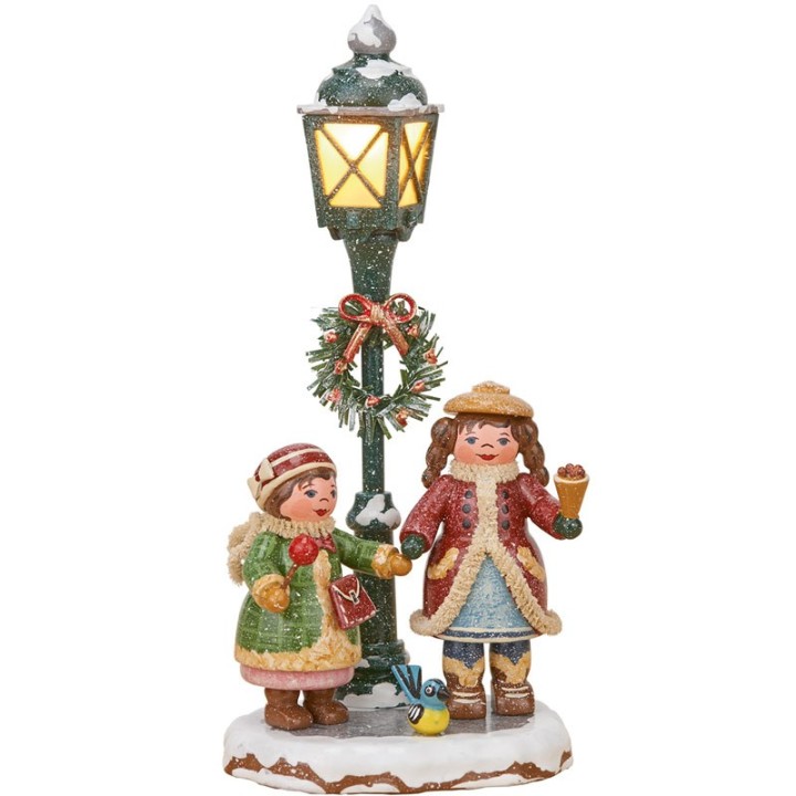 Village de Noël miniature, enfants sous réverbère