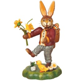 Lapin de Pâques en bois avec narcisse