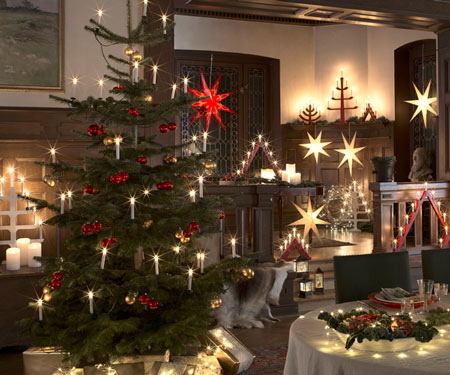 arbre de noël à l'intérieur blanc d'une maison avec de grandes fenêtres.  guirlandes de guirlandes lumineuses décoration intérieure de la salle du  studio. plantes en pot à la maison 16642220 Photo de