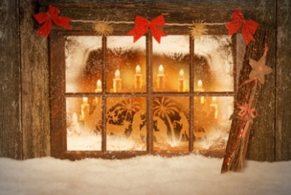 Une lumière de Noël que chaque maison arbore derrière sa fenêtre